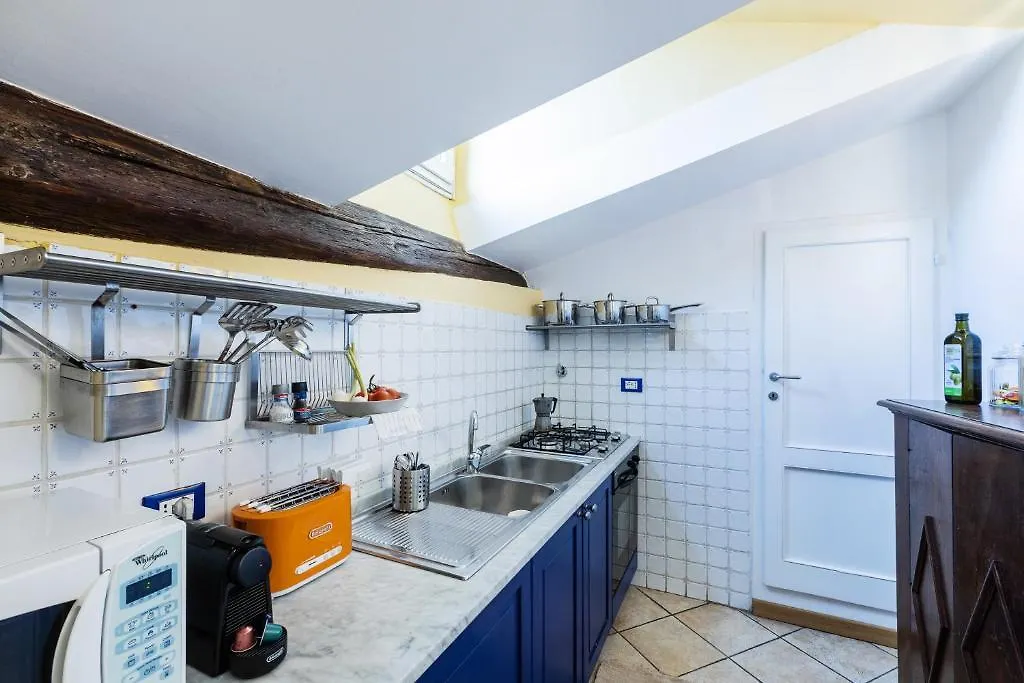 Historic Center Renovated Apartment- Amazing Location-By LikehomeFlorencia 0*, Florencia Italia